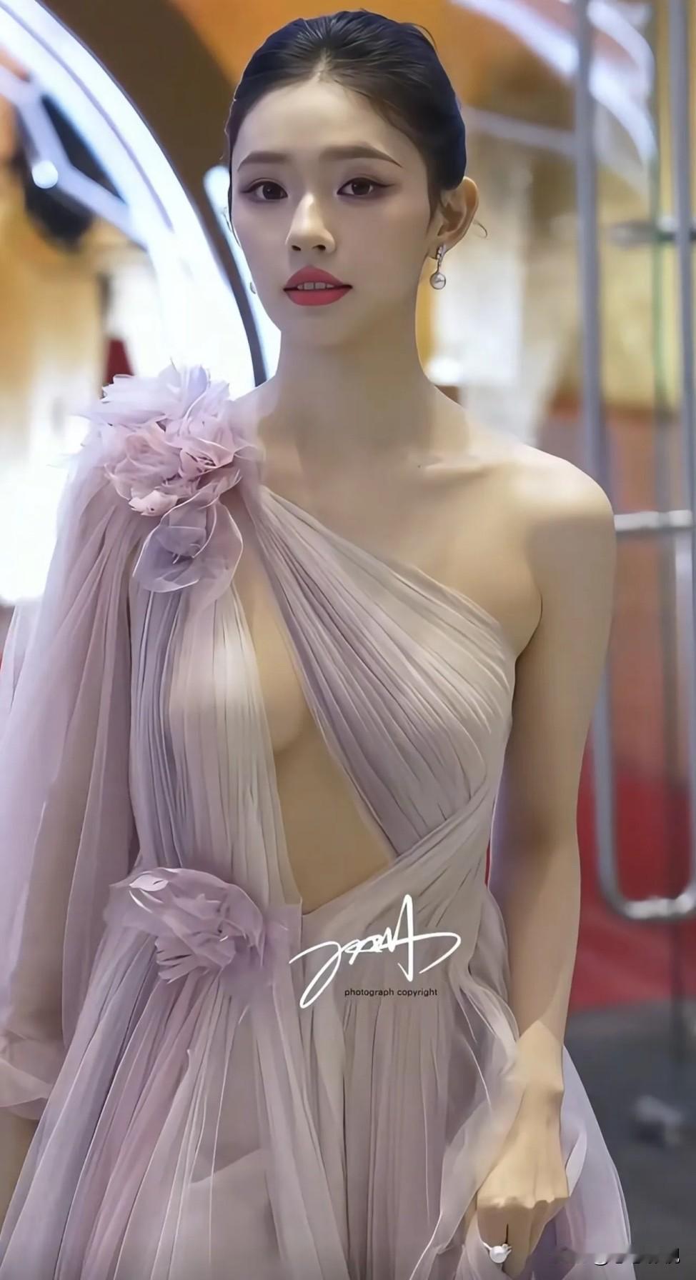 为什么女明星这么穿会被大家认为是好看性感
然而直播间里的女主播这样穿会被认为是擦