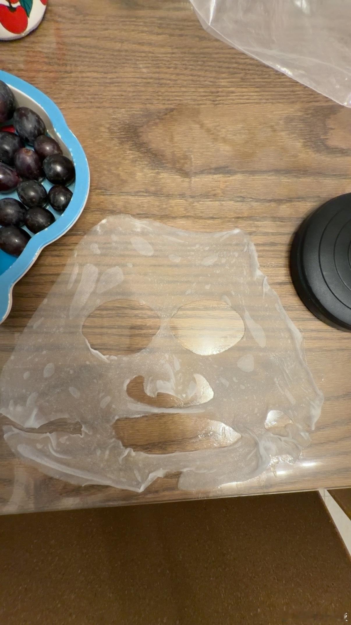 建议大家不要失去打扮欲今天想做个面膜，打开面膜发现这是一个有点个性的面膜布顿时失