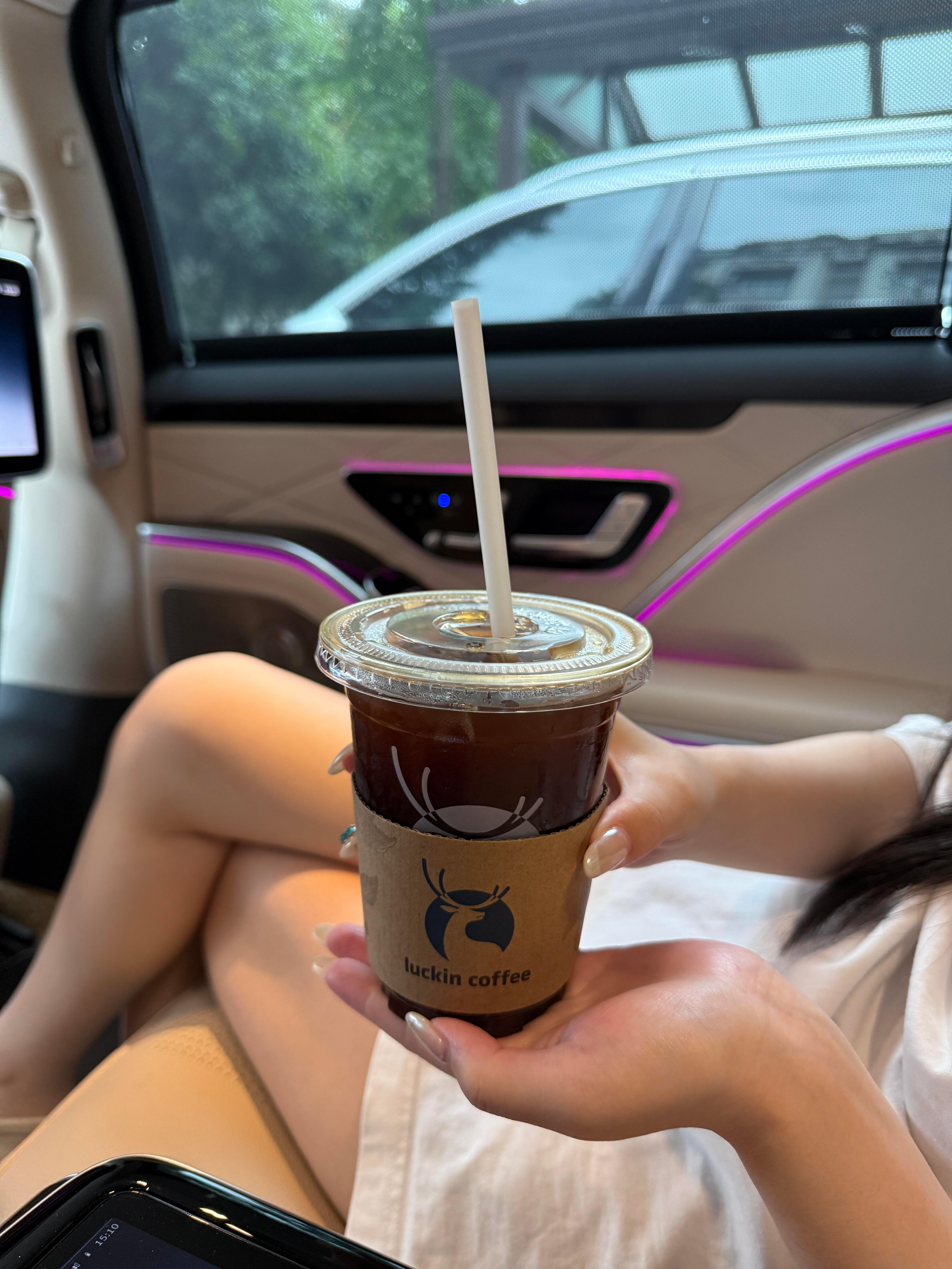 我和你说这杯咖啡真好喝,你说真有钱又喝咖啡,有时候人与人之间的沟通是无效的。 