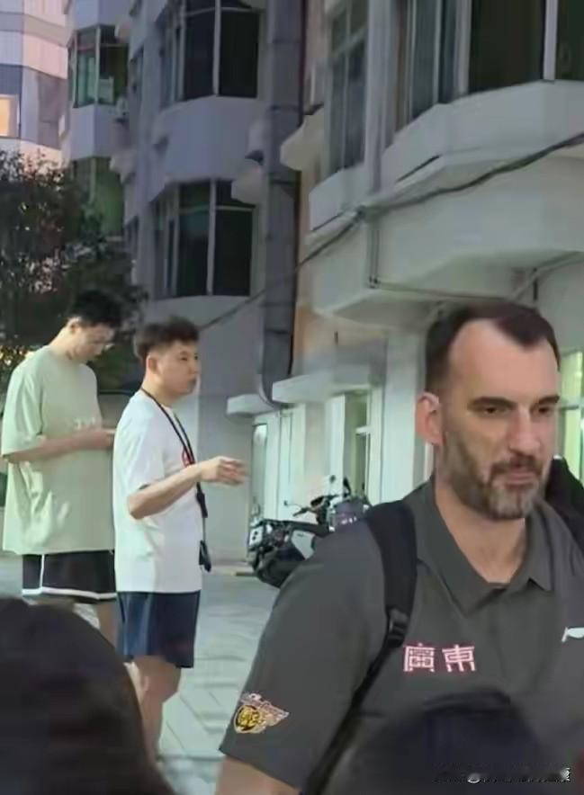 撕破脸皮！宏远外教拒绝续约，不愿辅佐杜锋，用人争议寒透人心！
 
据了解广东宏远