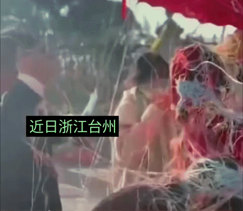 这真的是太危险了，近日浙江台州，新娘婚礼被人喷各种彩带，导致面部烧伤差点毁容，这