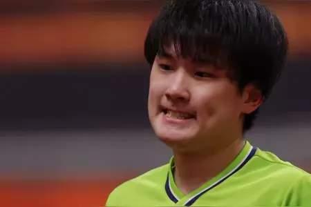 张本智和杭州亚运会男单止步8强，3-4输给当时28岁现在31岁的韩国选手张禹珍。