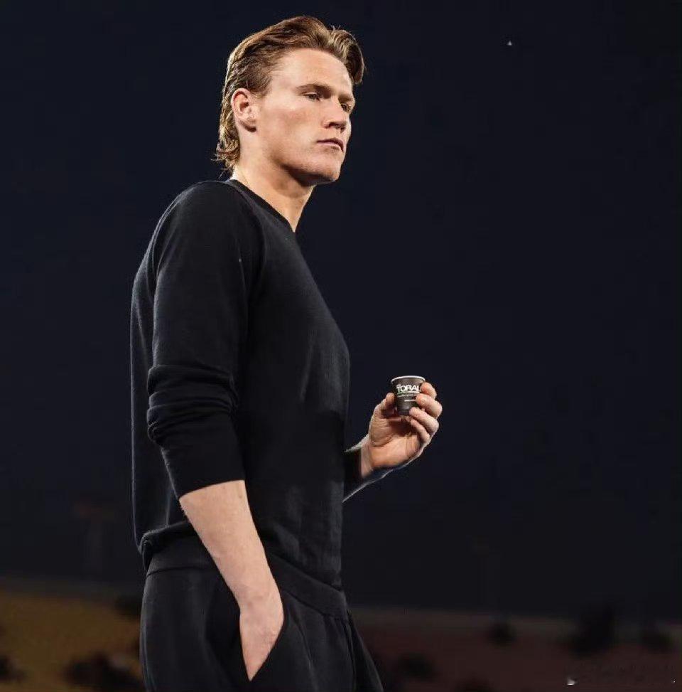 麦克托米奈一记打破世界纪录的2.53米倒钩破门，将苏格兰时隔28年送入世界杯，也