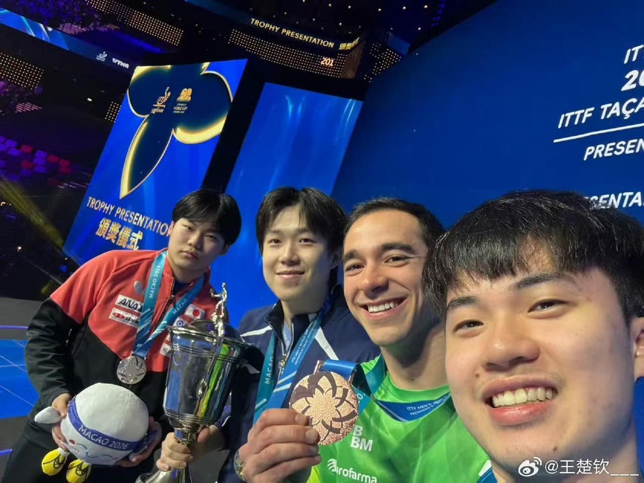 2026澳门世界杯男单领奖台，成了左手将们的主角舞台。
看到这四名非常优秀的运动