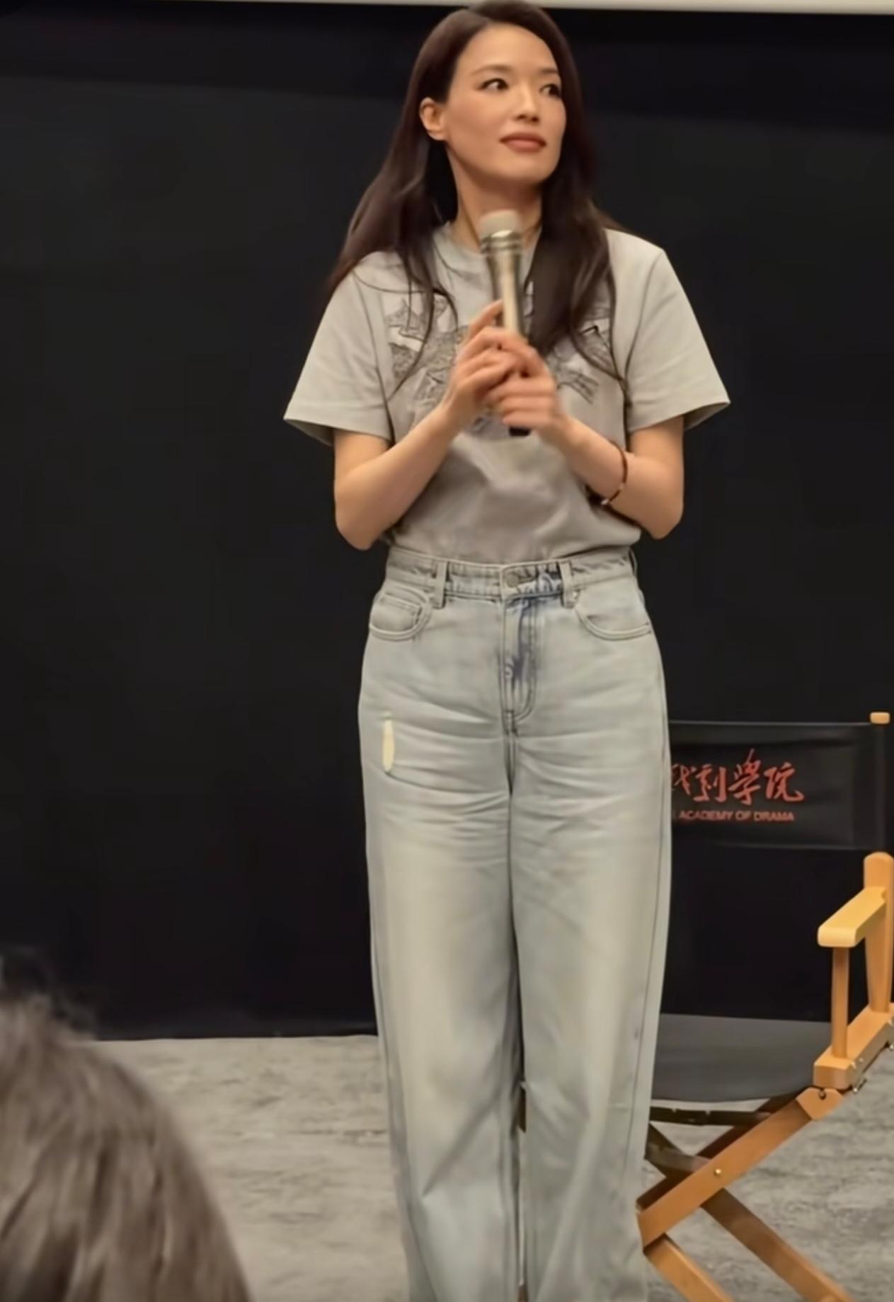 2026年5月29日，舒淇带着自己执导的电影《女孩》走进中央戏剧学院路演。为了和