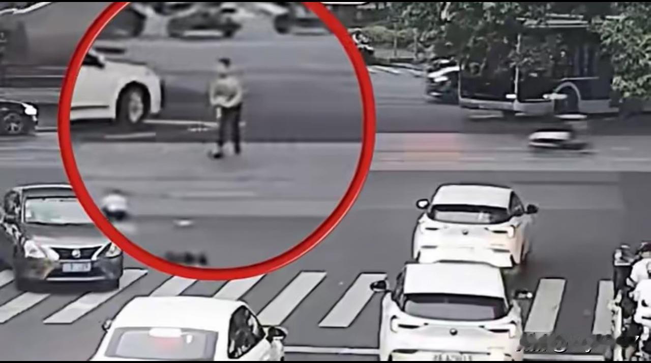 上海8岁男孩闯红灯，被SUV直接撞飞，交警：全责！男孩的回答令人惊讶

上海一名