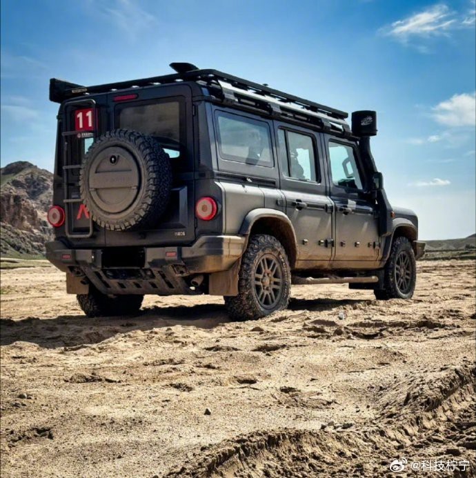 探索900公里的阴山环线，体验硬核越野的魅力。复古造型赋予探险以大片感，让这场穿