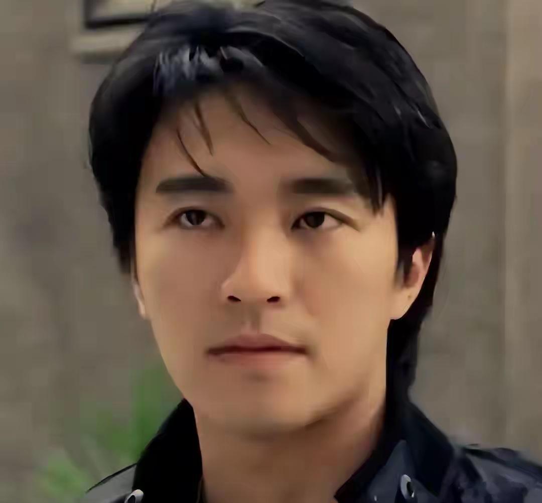 1.张伟这两年就爱窝在家里打游戏，经常不修边幅，已经成了颓废宅男。2.韩露露打算