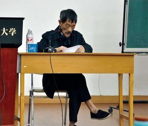 常年一双布鞋，随意穿着，不修边幅，每天还要喝一斤二锅头，谁能知道，这个被称为现代