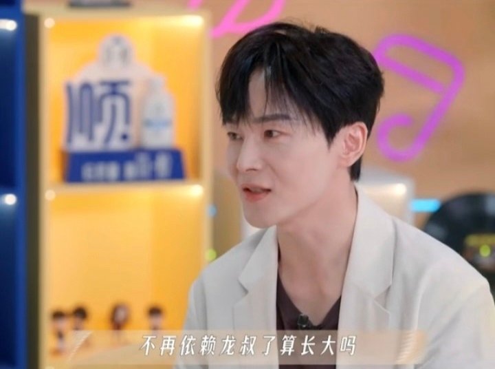 成龙不行一定要依赖龙叔长大成龙我依赖你们渐渐变老 龙叔说这句话的时候，眼里有光也