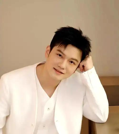 樊振东欧冠首秀燃爆全场，“Siu！”庆祝惊艳出圈

北京时间 2025 年 12