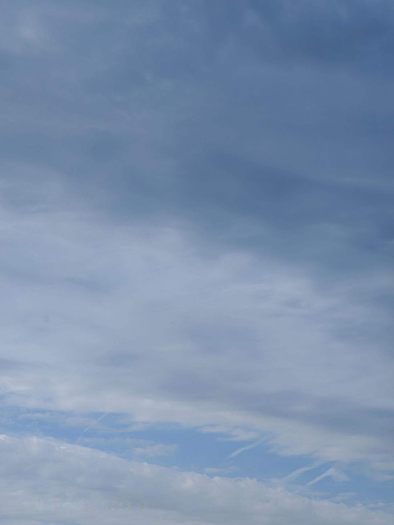 天空很蓝，云层很白。北京通州天空之城打卡
