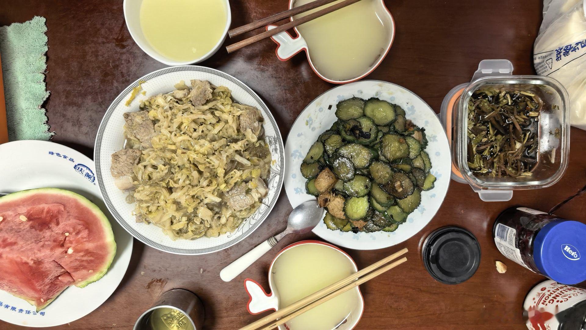 踢完球回来，看了大半个小时。0比0平泰国，虽然没进球取胜，但我觉得比赛踢得还是比