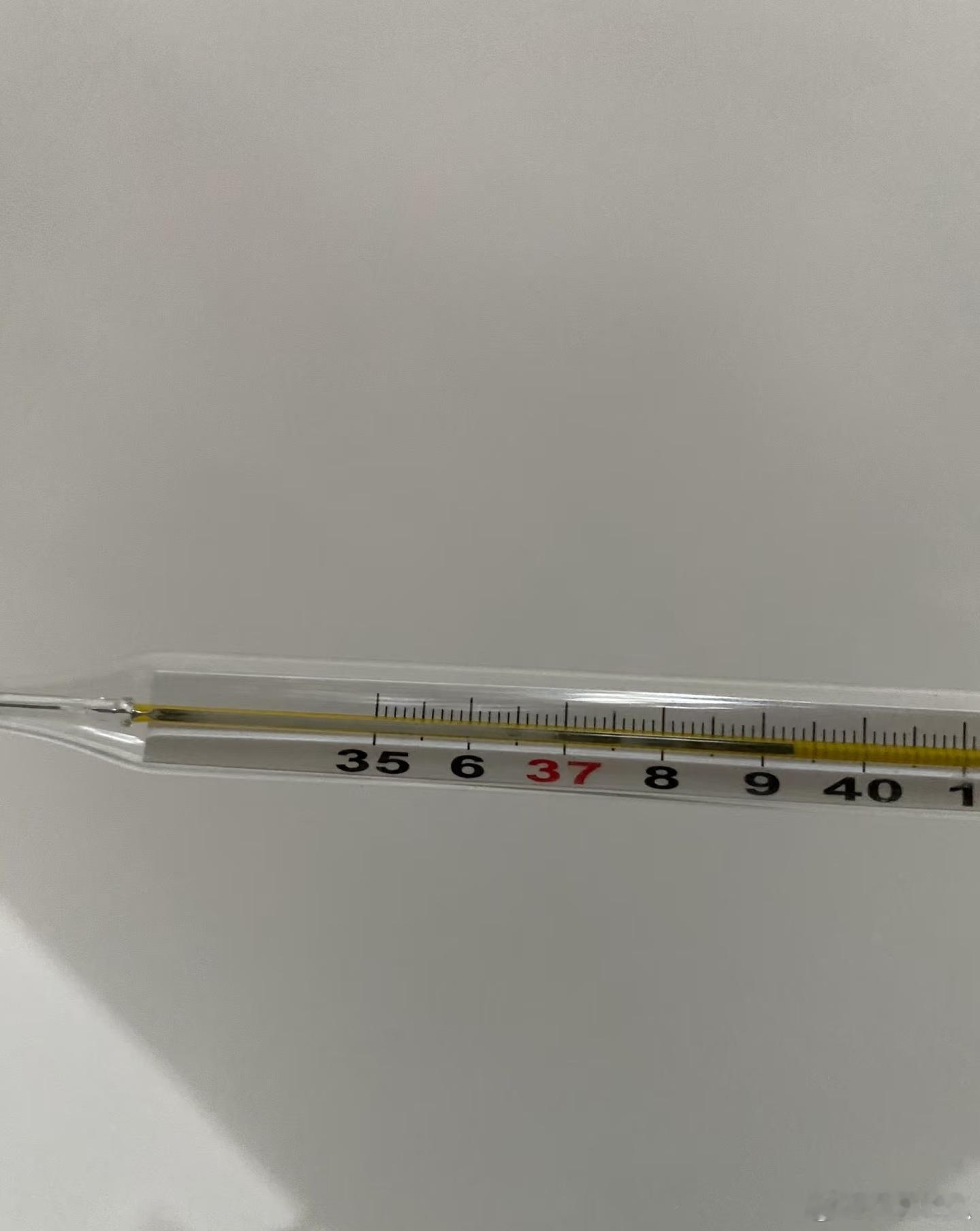 去现场看比赛的家人们一定要戴好口罩，有家人回来就感冒了，现在发烧快40度 