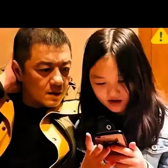 李嫣那句“爸，你折腾，我让你饿不死”太戳心。全网聚焦李亚鹏的债务与失意，等着看他