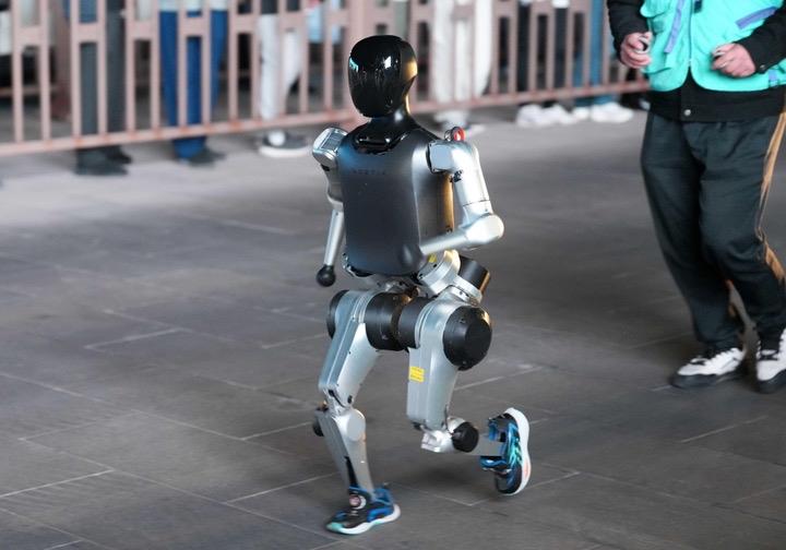 全球首个“个人机器人”来了：把未来生活，装进你的背包里！

当稚晖君在镜头前拿出