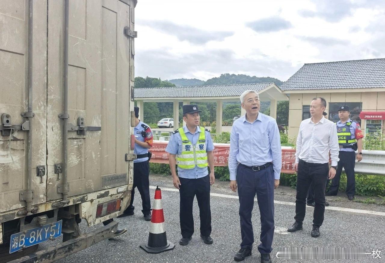 5月16日，尹弘深入万载县暗访检查烟花爆竹安全生产工作。 