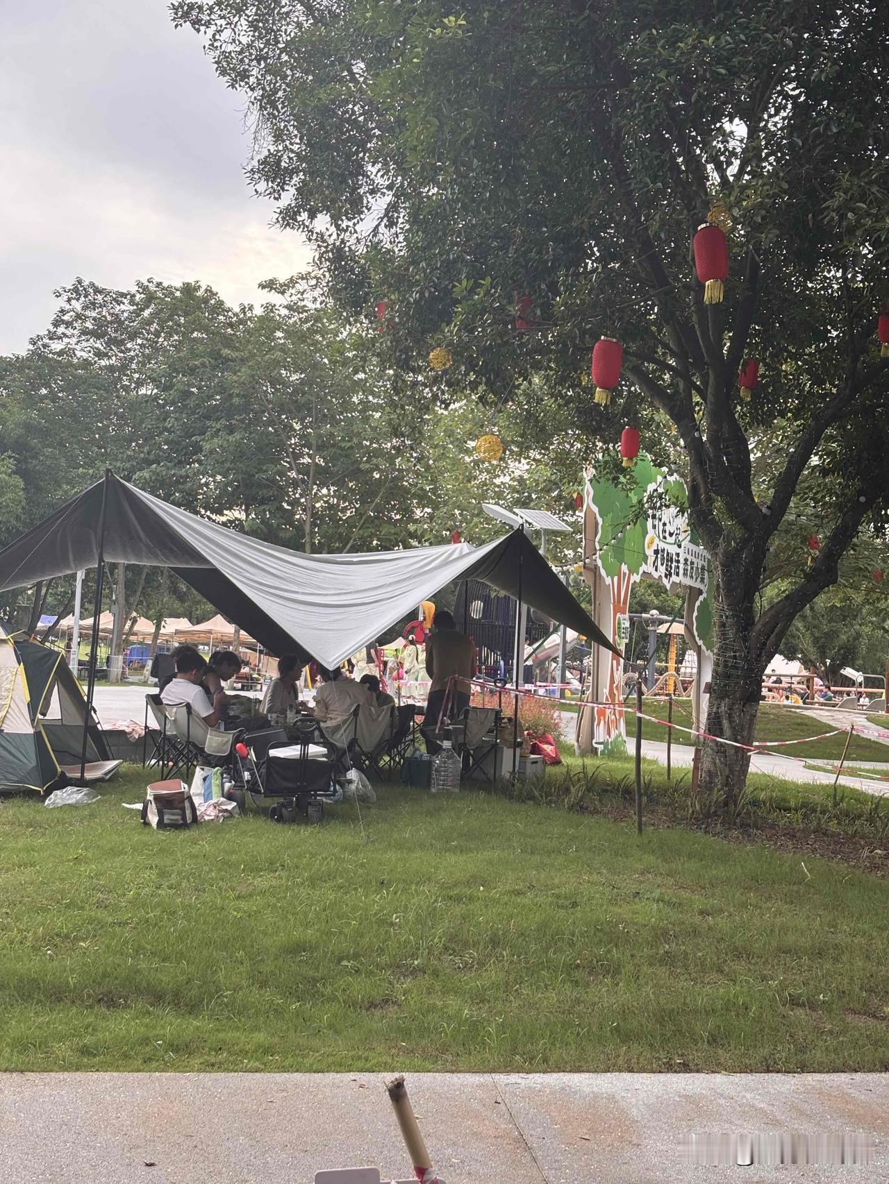 三板溪露营公园周末人还是多
对于大家来说这场比较方便的是“免费”，如果开车过来露