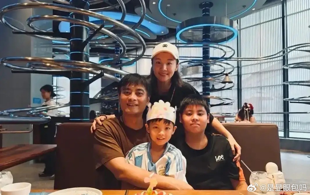演员陈龙带妈妈买衣服，3件衣服花2千多，钱不够问老婆章龄芝要！ ​​​