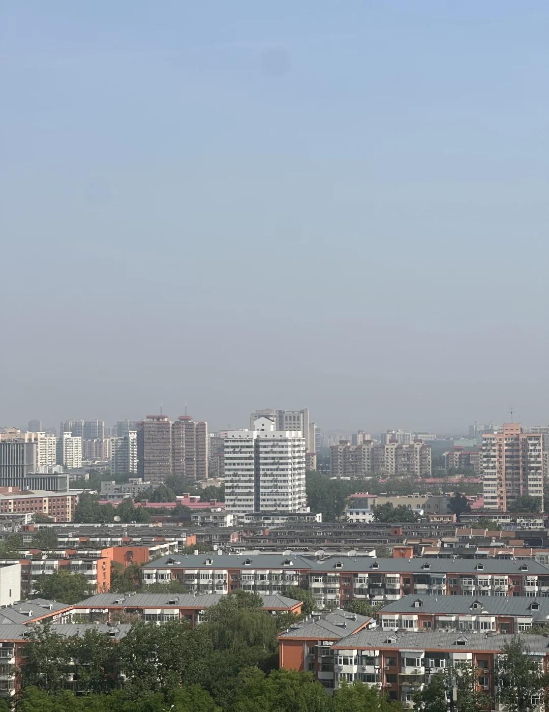 2026.5.5北京空气
回京第三天，今天空气明显变差了
虽阳光强，但天色灰，不