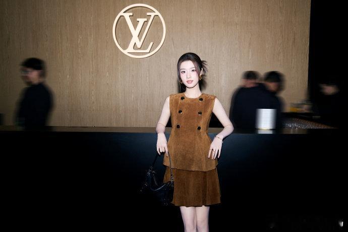 卢昱晓携手LV解锁品牌挚友新身份！经典与灵动的碰撞，清新气质邂逅法式优雅。步履不