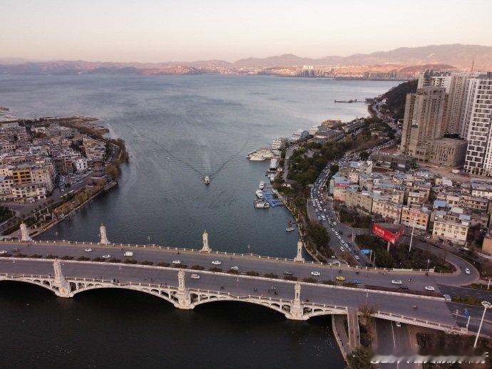 大理夜景 | 无人机航拍   via: 大理文旅发布厅云南旅行 ​​​