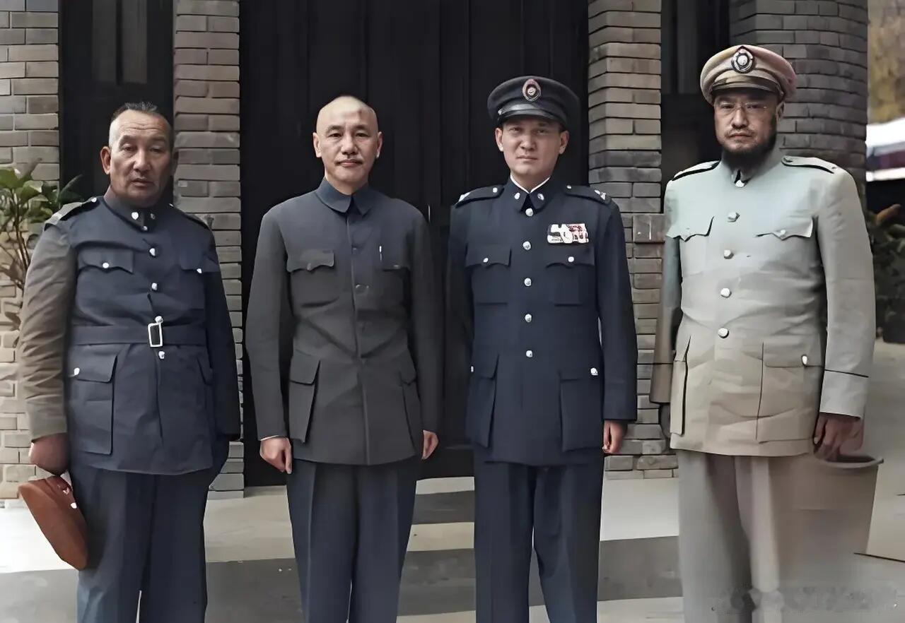 这是一张1948年在陕西西安拍的照片，蒋介石、张治中、马步芳和马鸿宾四个人站在一
