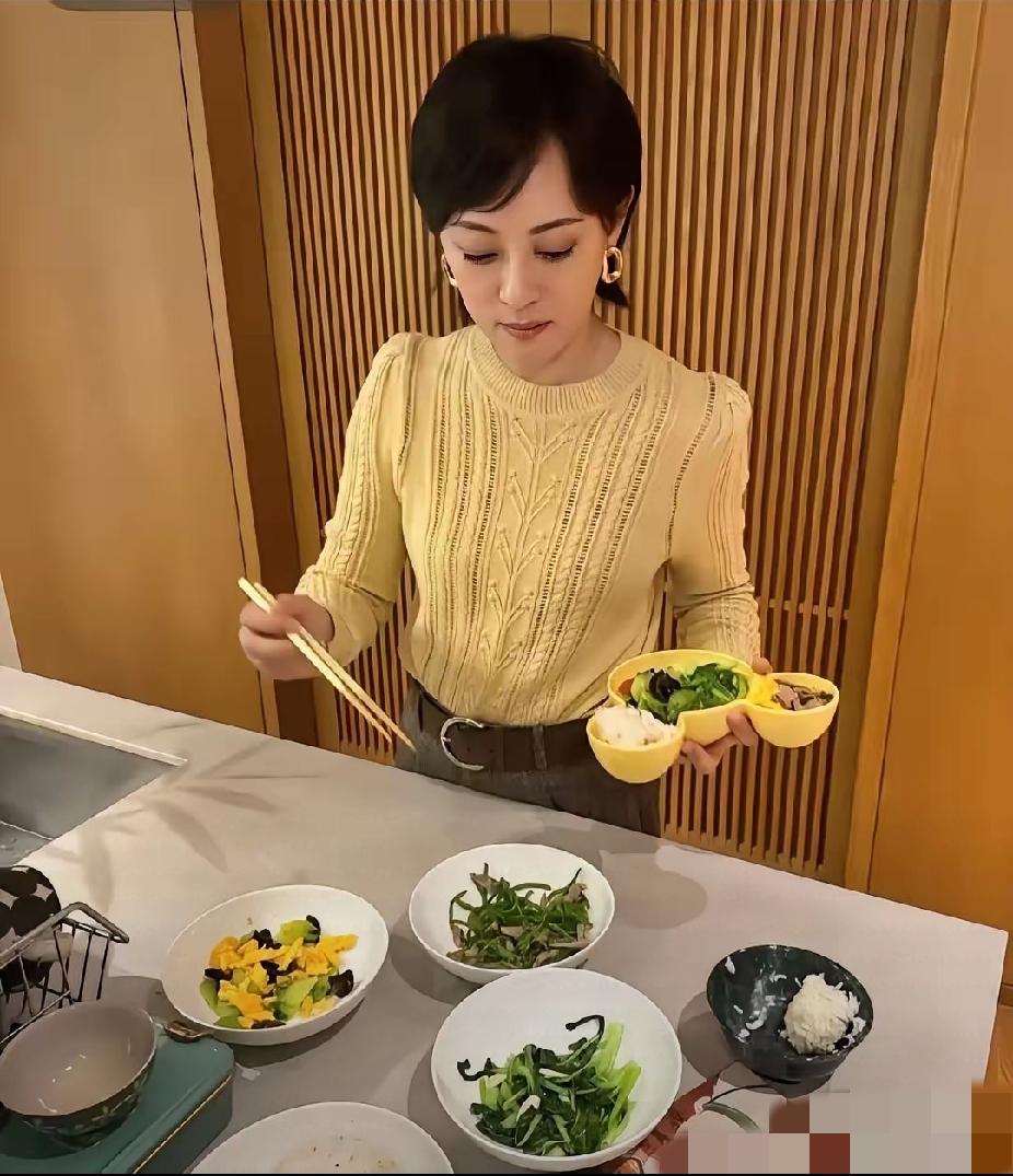 刷到孙俪晒出的一餐饭菜，一下子刷新了我的想法。
大家都知道《甄嬛传》里的娘娘，总