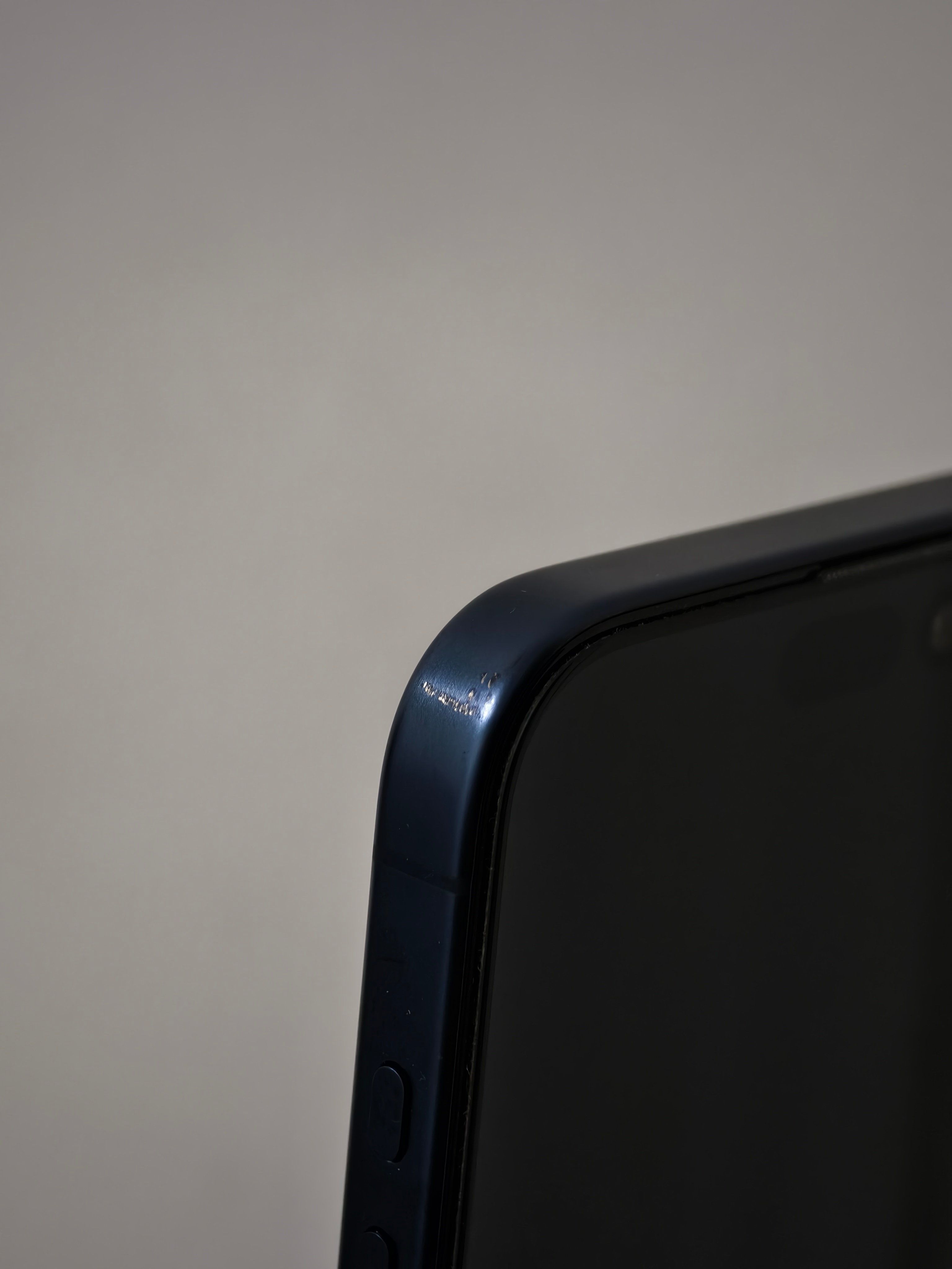 第二台iPhone 15 Pro Max掉漆而且两台都是蓝色不说了，不会再买深色