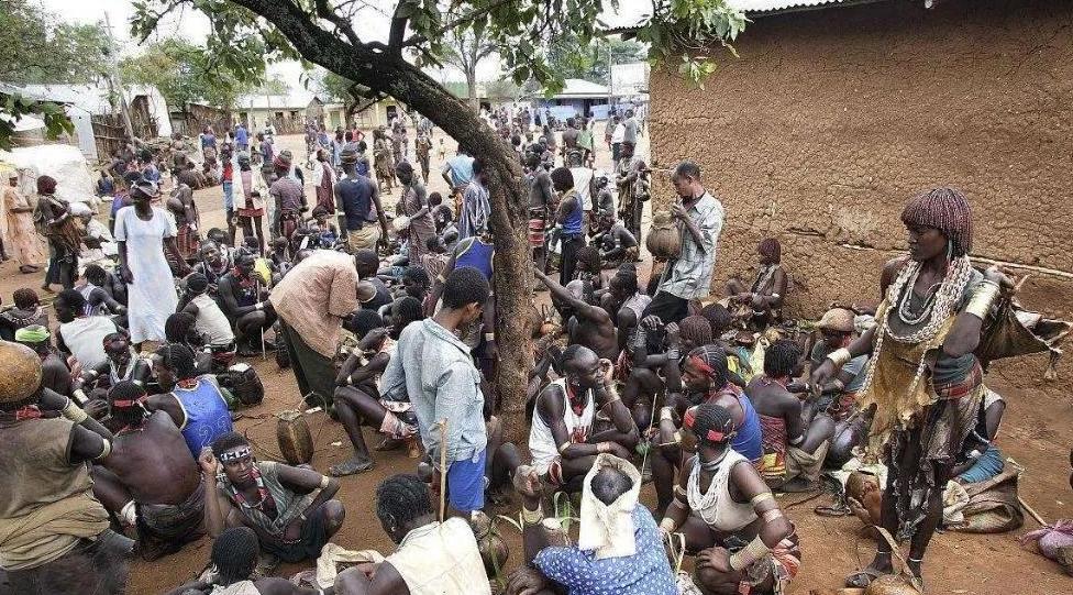 非洲艾滋病泛滥严重，感染人数居高不下，医疗条件落后防疫意识薄弱，当地人到底是怎么