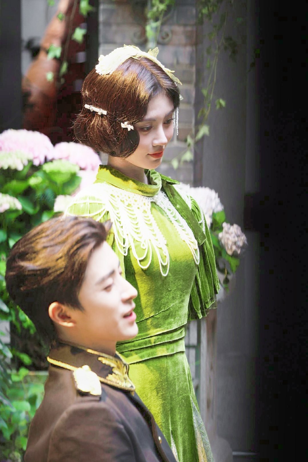 jjy鞠婧祎千香 jjy鞠婧祎姜黎非 “玫瑰之所以是玫瑰，是风与光的眷顾，更是视
