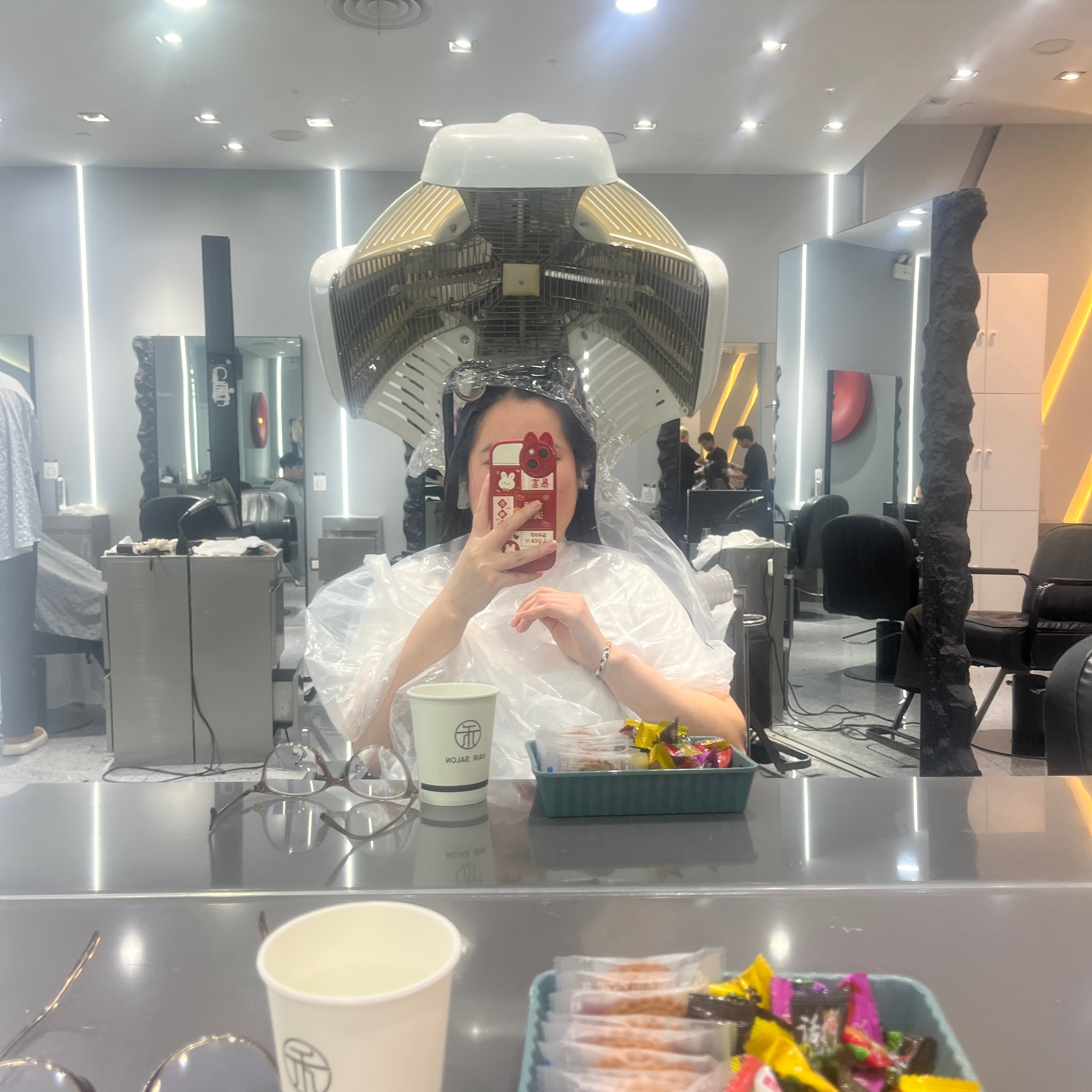 哇咔咔，我还没回家，好久没见过，做头发还用烘的了 ​​​