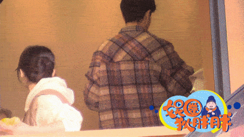 #高伟光越糙越帅#当年狗仔随便拍他出街，没化妆，就这么胡子拉碴的都很有型😂 ​