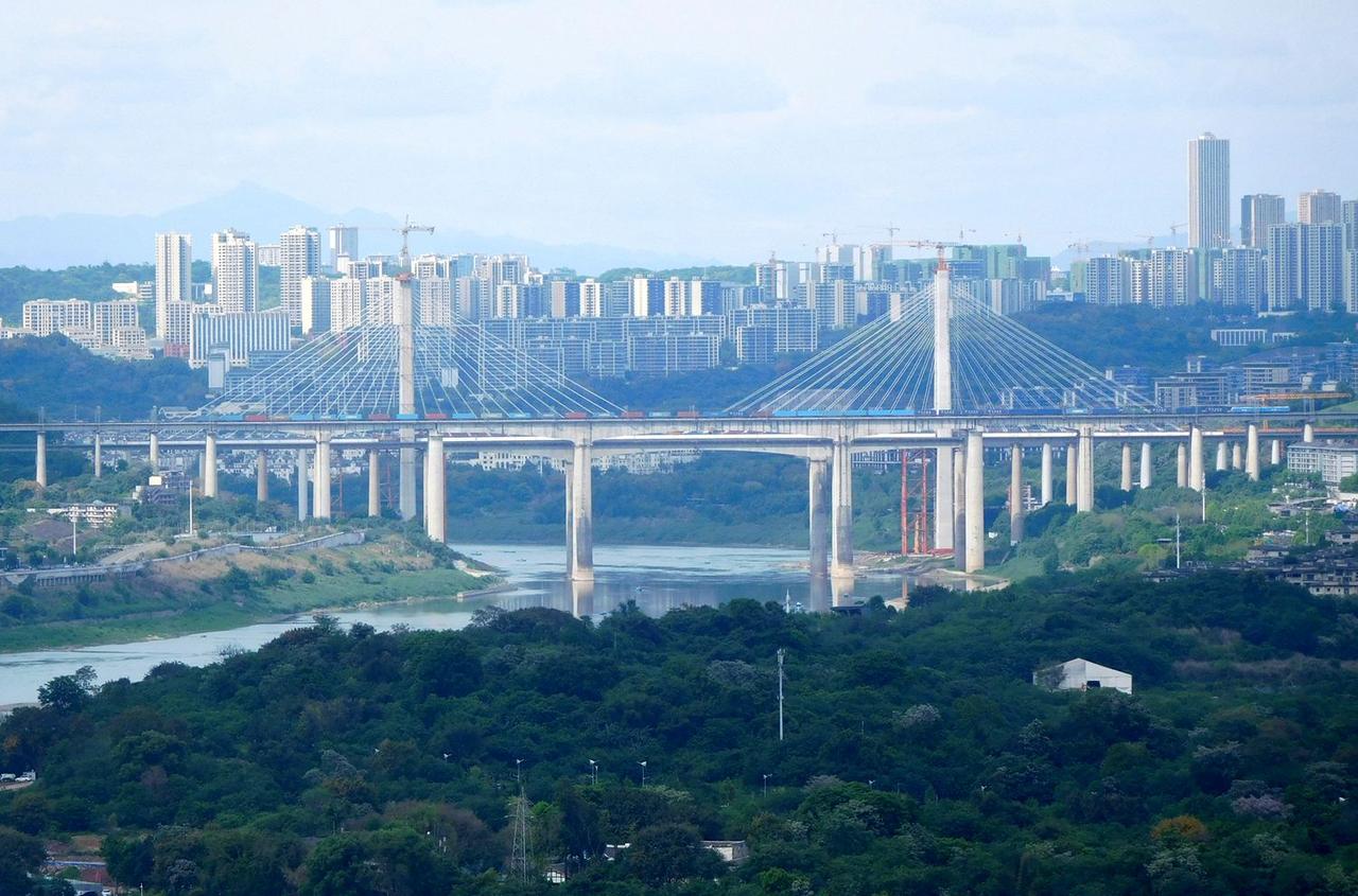 远距离拍摄井口嘉陵江特大桥，一共有三座桥，中间矮的那座是渝怀铁路井口嘉陵江特大桥