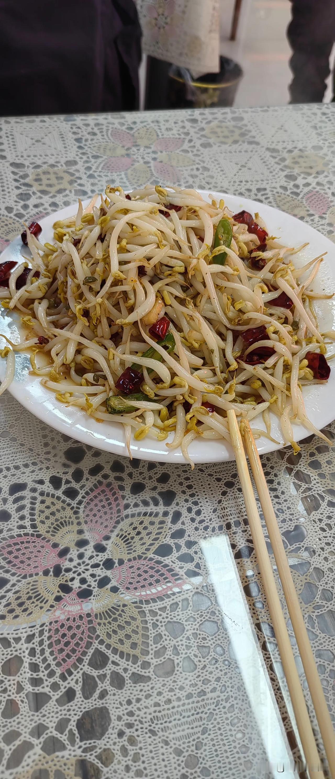 饭店的绿豆芽是真粗，真白，还没有根，怎么做到的？