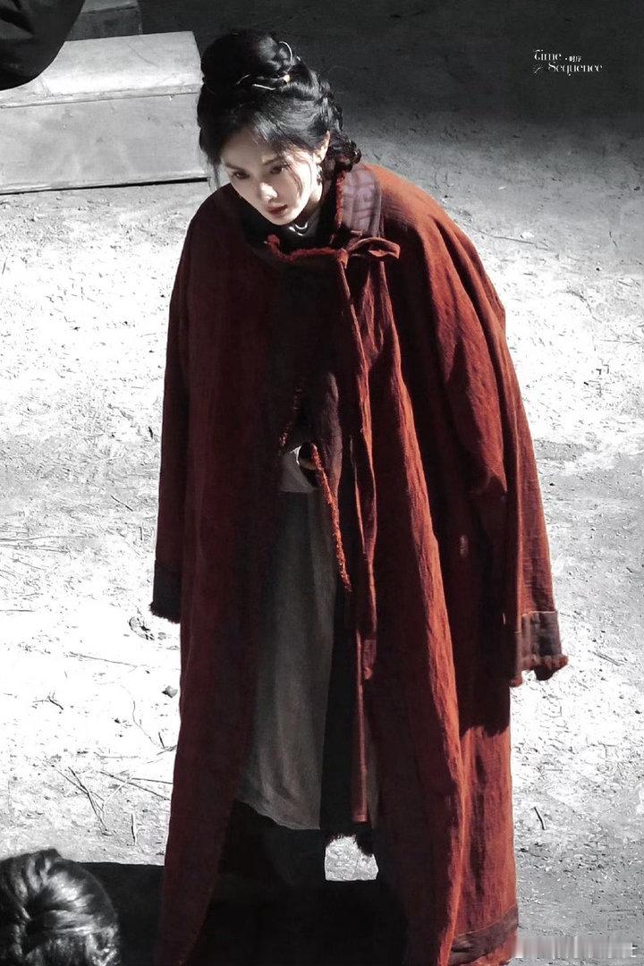 杨幂红麻衣披风路透，幂姐果然穿啥都好看～