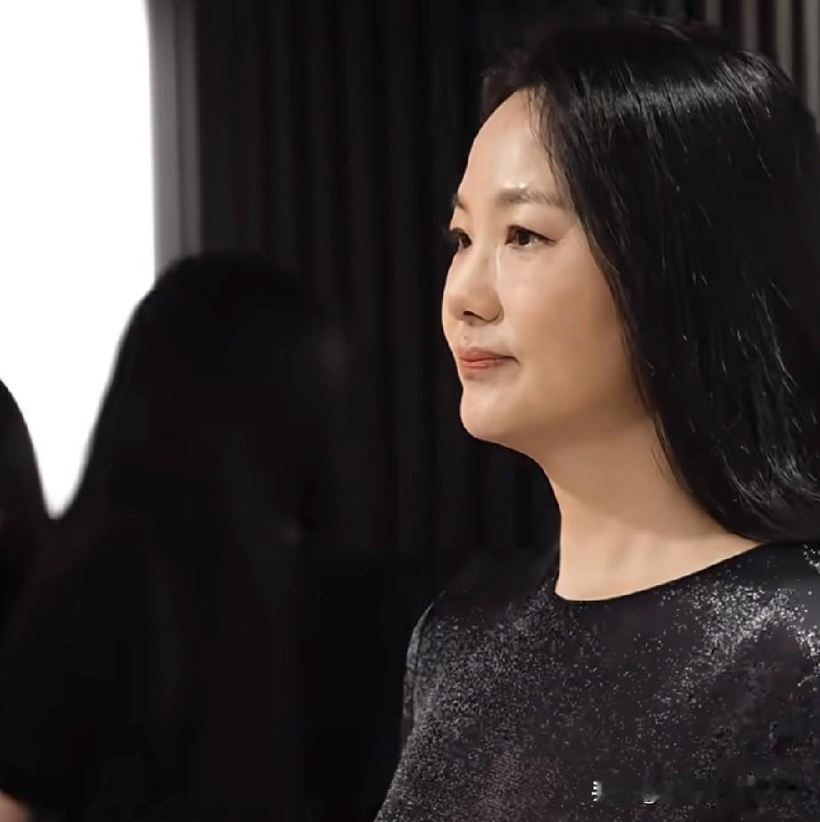 咏梅老师真是娱乐圈的一股清流！
几十年如一日的气质挂，
温润如玉还自带柔光。
她