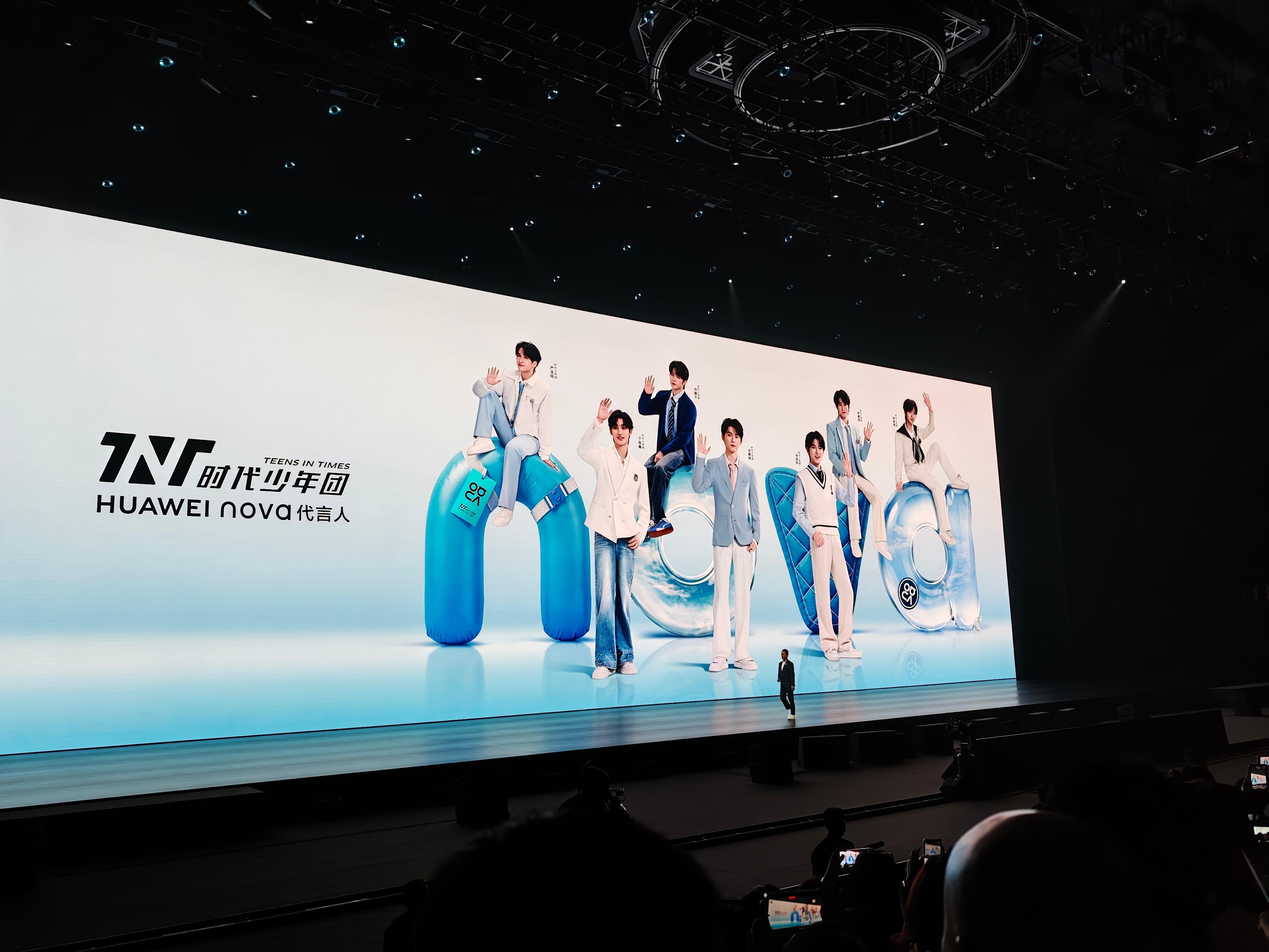 雷科技小伙伴在现场参加nova 16系列发布会说，这回排队安检很严格，人挤人去看