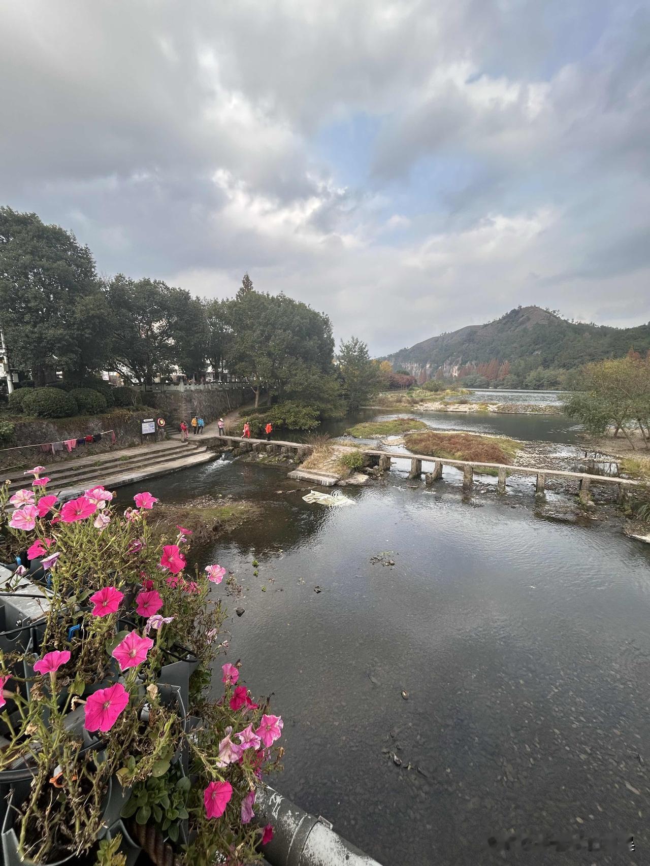 盛夏的日子满是舒坦烟火，冰镇瓜果一咬透心凉，傍晚出门遛弯吹晚风，夜市小摊烟火腾腾