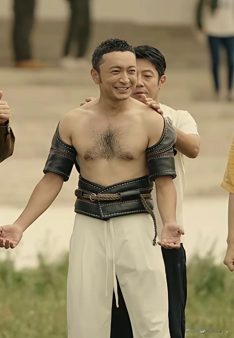 小尼的体毛吓到我了，他是新疆人，他的三角区xiong毛比蒙古壮汉都要茂盛。