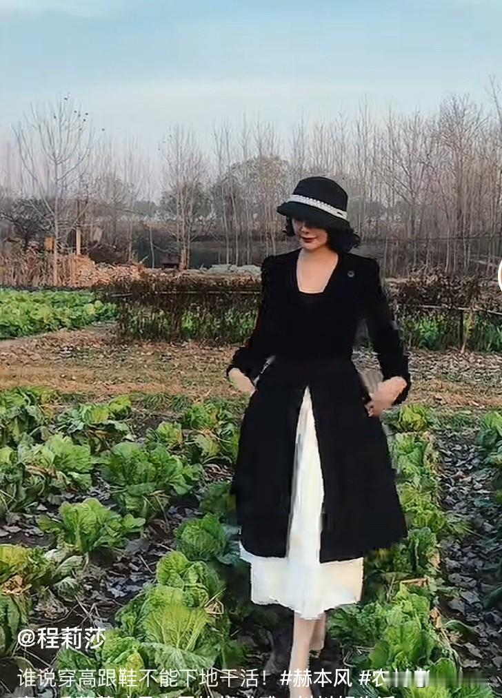 她是一个不管怎么做作都不会被骂的女星，万千网友都想成为她，但却只有羡慕她的份。