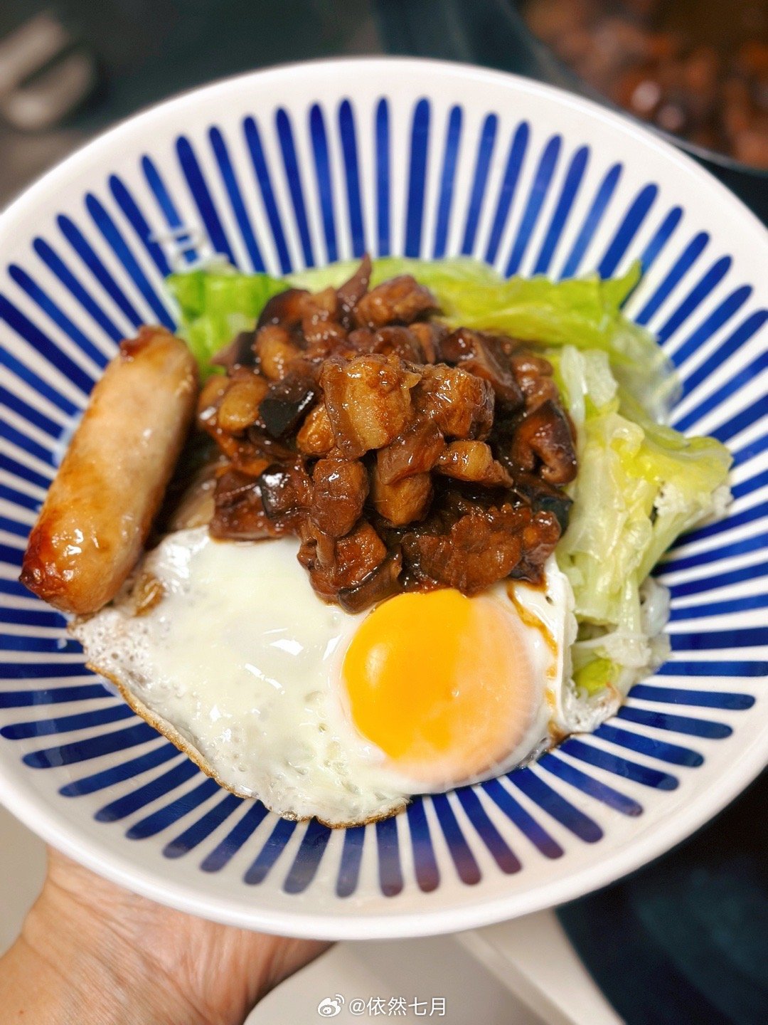 早餐记昨晚剩的卤肉，早晨变身卤肉面。手工空心面、煎蛋、生菜和烤香肠，浇一勺带汤汁