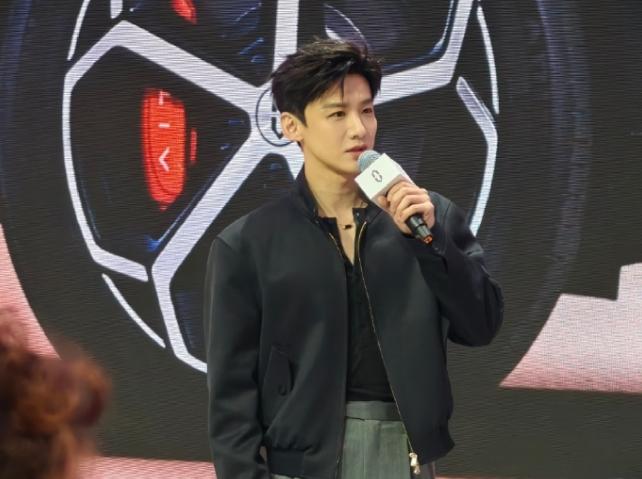 白敬亭现身问界车展！
问界品牌挚友白敬亭亮相北京车展，亲自为首批车主完成交车仪式