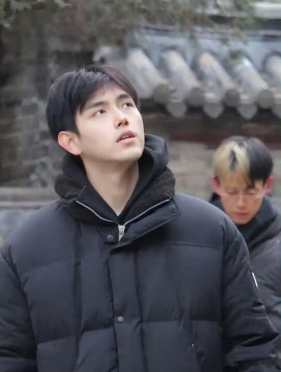 陈飞宇 在大孤山祈福被偶遇啦好有故事感的阿瑟 素颜状态也好好哦 