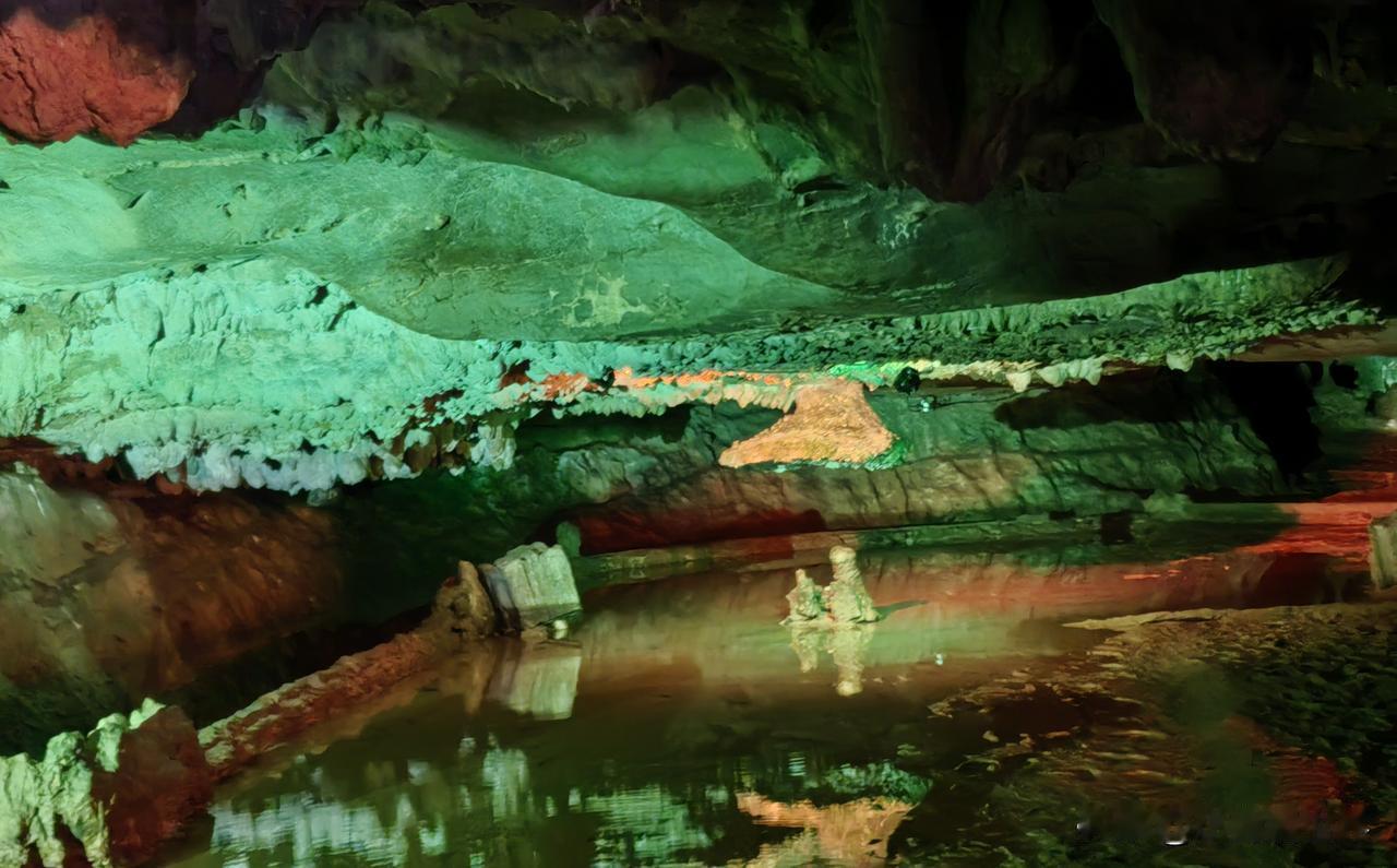 久闻太极洞的大名，今天终于来到了这里。

原来分旱洞和水洞两部分。指示牌提醒先游