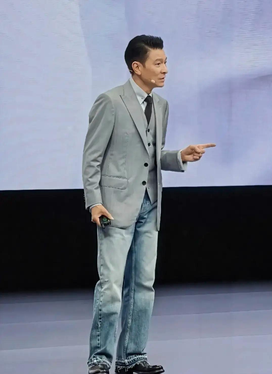 为什么刘德华也有年龄焦虑？

9月7日，刘德华在华为 Mate XT 2 发布会