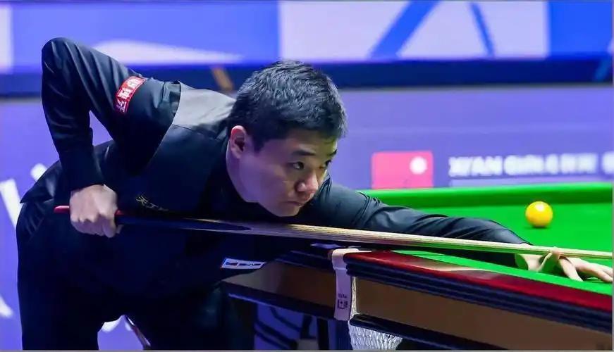 北京时间11月4日晚间，斯诺克国际锦标赛第三轮，卫冕冠军、世界排名第8的丁俊晖，