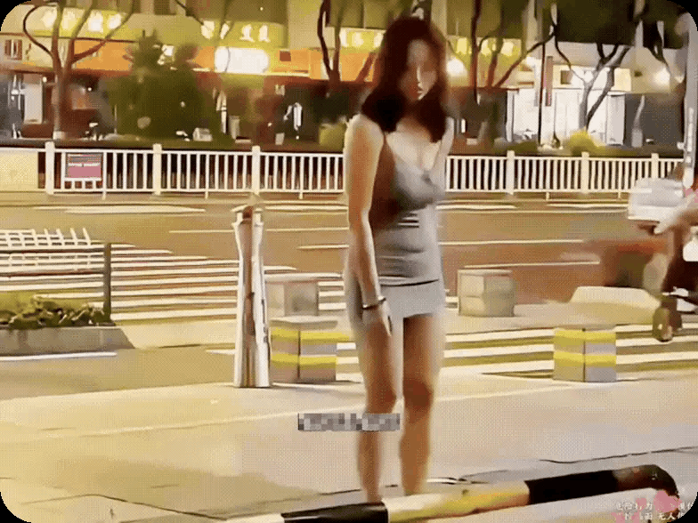哥们
你俩骑车往哪里看呢
这么宽的路
都能撞一块
也是没谁了[捂脸]