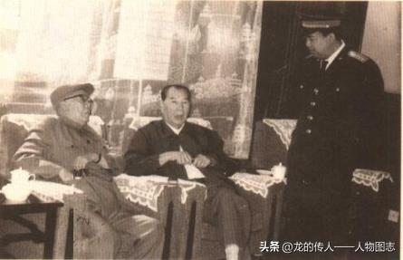 杨成武(中)与黄欧东(左)、黄唯亮(右)在一起。