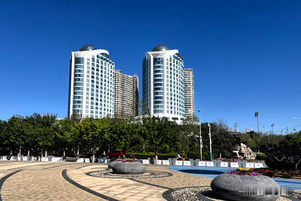 卖房忠告：2026卖房一定要分清房产等级，别踩大坑。①核心地段优质房：不急降价，